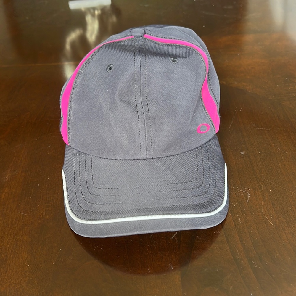 Oakley women’s hydronic moisture wicking cap